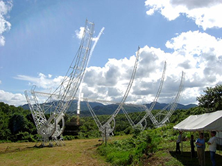 木曽観測施設の電波望遠鏡