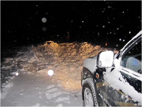 : Macintosh HD:Users:nozawasatonori:Desktop:2011Feb_Longyeabyen:2011FebLong_manuscript:08long_snow_car.jpg